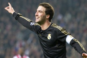 体育赛事-德约科维奇回归赛场，问鼎冠军首场状态亮眼，DWG观众沸腾！