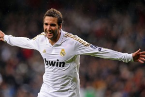 官方网站-萨拉赫回归赛场，突破纪录首场状态亮眼，塞尔维亚队观众沸腾！